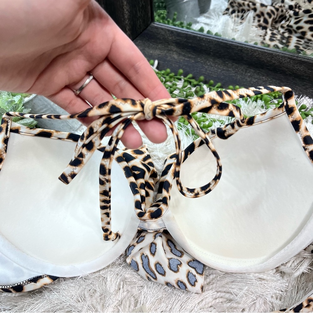 💙2/$40💙PINK Victoria's Secret Leopard Printed Ruffle Halter Bikini Top Size L - Picture 13 of 16